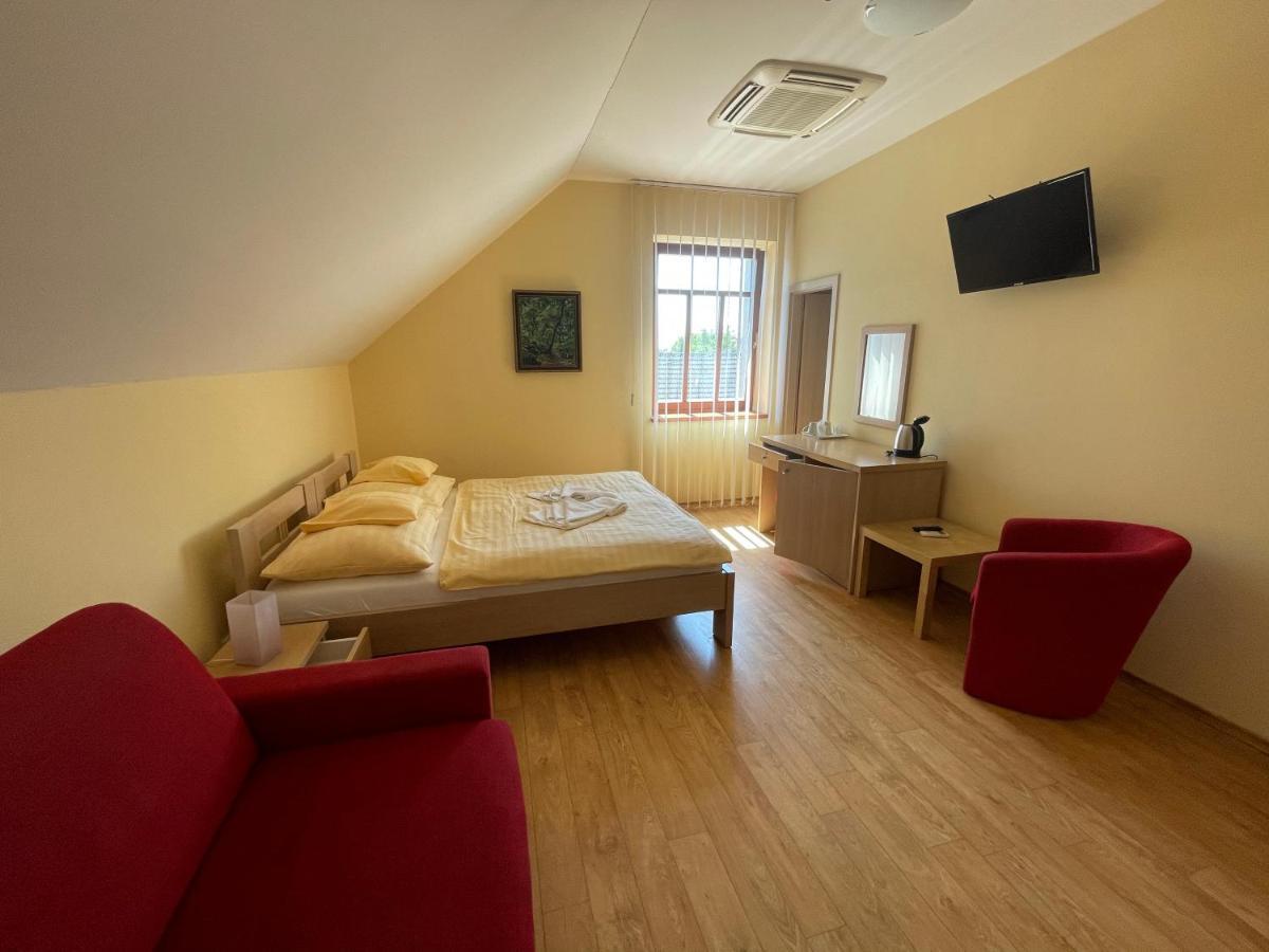 Penzion U Bohusa Lednice Buitenkant foto